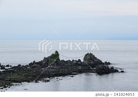 真鶴半島先端部にある三ツ石と呼ばれる岩礁 真鶴半島先端部にある三ツ石と呼ばれる岩礁 141024053