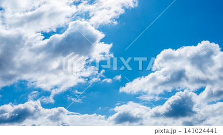 冬の青空に流れるたくさんの白い雲 冬の青空に流れるたくさんの白い雲 141024441