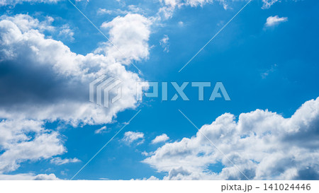 冬の青空に流れるたくさんの白い雲 冬の青空に流れるたくさんの白い雲 141024446