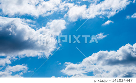 冬の青空に流れるたくさんの白い雲 冬の青空に流れるたくさんの白い雲 141024447