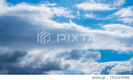 冬の青空に流れるたくさんの白い雲 冬の青空に流れるたくさんの白い雲 141024480