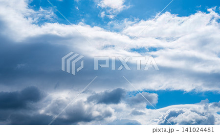 冬の青空に流れるたくさんの白い雲 冬の青空に流れるたくさんの白い雲 141024481