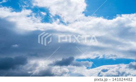 冬の青空に流れるたくさんの白い雲 141024482