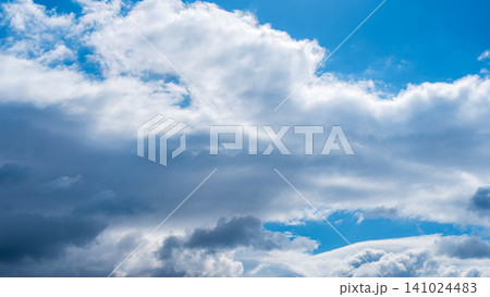 冬の青空に流れるたくさんの白い雲 冬の青空に流れるたくさんの白い雲 141024483