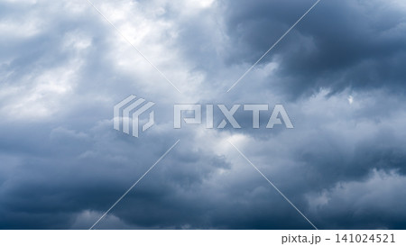 冬の青空に流れるたくさんの白い雲 141024521