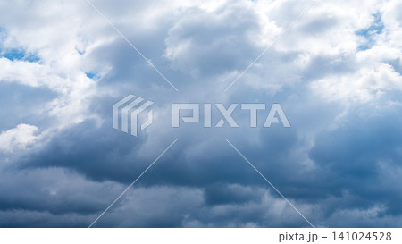 冬の青空に流れるたくさんの白い雲 冬の青空に流れるたくさんの白い雲 141024528