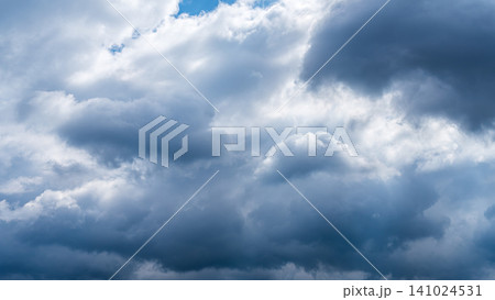 冬の青空に流れるたくさんの白い雲 141024531