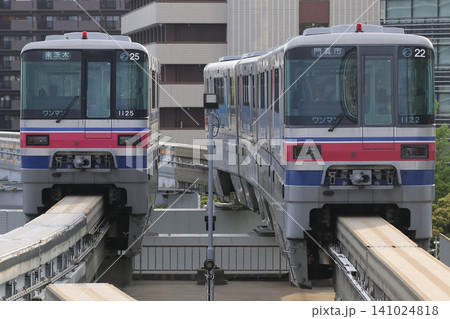 千里中央駅西側で並ぶ大阪モノレール1000系(1122と1125) 141024818
