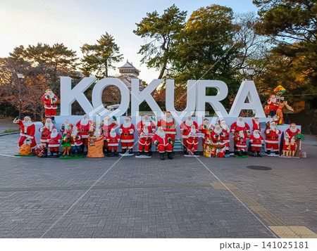 北九州市の小倉城とクリスマスマーケットで並ぶサンタクロース 北九州市の小倉城とクリスマスマーケットで並ぶサンタクロース 141025181