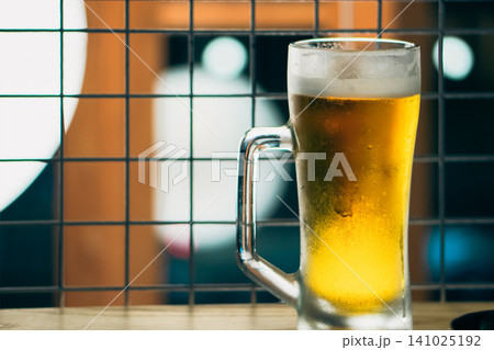 飲みかけのグラスビール 飲みかけのグラスビール 141025192