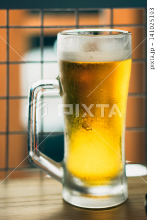 飲みかけのグラスビール 飲みかけのグラスビール 141025193