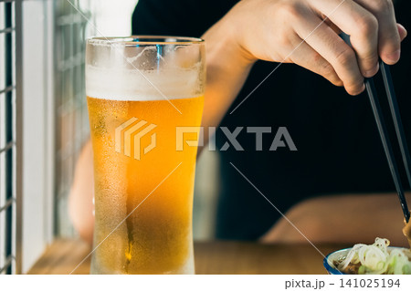 飲みかけのグラスビール 飲みかけのグラスビール 141025194