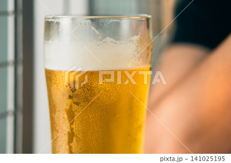 飲みかけのグラスビール 飲みかけのグラスビール 141025195