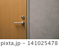 木製のドアとメタリックなドアノブ 141025478