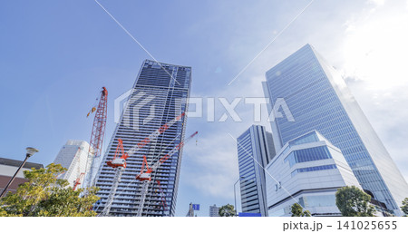 見上げる青空とみなとみらいのモダンな高層ビル群 見上げる青空とみなとみらいのモダンな高層ビル群 141025655