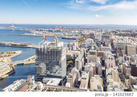 横浜みなとみらいの街並みと横浜港の俯瞰風景 横浜みなとみらいの街並みと横浜港の俯瞰風景 141025667