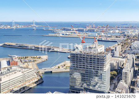 横浜みなとみらいの街並みと横浜港の俯瞰風景 横浜みなとみらいの街並みと横浜港の俯瞰風景 141025670