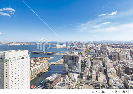 横浜みなとみらいの街並みと横浜港の俯瞰風景 横浜みなとみらいの街並みと横浜港の俯瞰風景 141025671