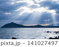 【福岡県】糸島半島と玄界灘に現れた天使の梯子 141027497