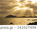 【福岡県】糸島半島と玄界灘に現れた天使の梯子 141027498