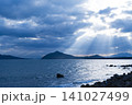 【福岡県】糸島半島と玄界灘に現れた天使の梯子 141027499