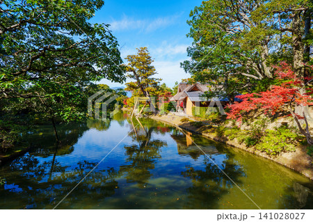 池と紅葉の風景 桂離宮 池と紅葉の風景 桂離宮 141028027