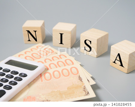 新NISA・積立投資・資産形成をイメージした木製ブロックと電卓、お金のイメージ素材 新NISA・積立投資・資産形成をイメージした木製ブロックと電卓、お金のイメージ素材 141028455