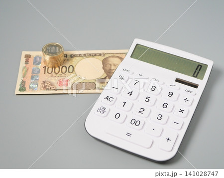 積み上げた硬貨と電卓、お札|資産形成・家計管理・投資イメージ 積み上げた硬貨と電卓、お札|資産形成・家計管理・投資イメージ 141028747
