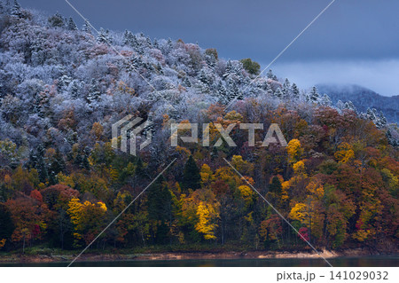北海道忠別湖 大雪山の麓で見られる紅葉と雪が織りなす幻想的な秋の自然風景 観光素材 北海道忠別湖 大雪山の麓で見られる紅葉と雪が織りなす幻想的な秋の自然風景 観光素材 141029032