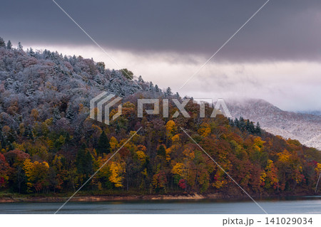 北海道忠別湖 大雪山の麓で見られる紅葉と雪が織りなす幻想的な秋の自然風景 観光素材 北海道忠別湖 大雪山の麓で見られる紅葉と雪が織りなす幻想的な秋の自然風景 観光素材 141029034
