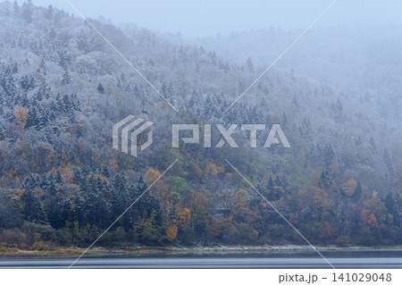 北海道忠別湖 大雪山の麓で見られる紅葉と雪が織りなす幻想的な秋の自然風景 観光素材 北海道忠別湖 大雪山の麓で見られる紅葉と雪が織りなす幻想的な秋の自然風景 観光素材 141029048