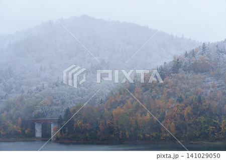 北海道忠別湖 大雪山の麓で見られる紅葉と雪が織りなす幻想的な秋の自然風景 観光素材 北海道忠別湖 大雪山の麓で見られる紅葉と雪が織りなす幻想的な秋の自然風景 観光素材 141029050