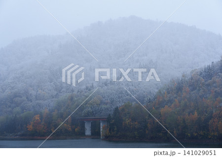 北海道忠別湖 大雪山の麓で見られる紅葉と雪が織りなす幻想的な秋の自然風景 観光素材 北海道忠別湖 大雪山の麓で見られる紅葉と雪が織りなす幻想的な秋の自然風景 観光素材 141029051