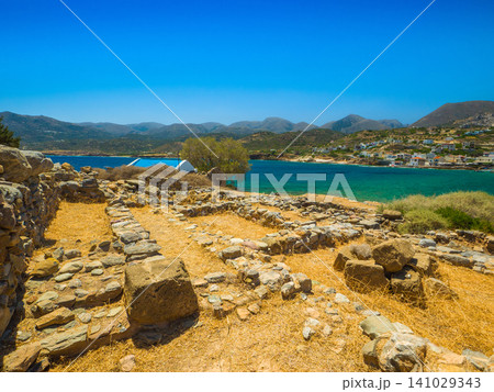 ギリシャ クレタ島 モクロス湾を望む古代遺跡と地中海の風景 ギリシャ クレタ島 モクロス湾を望む古代遺跡と地中海の風景 141029343