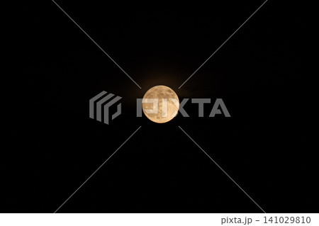 満月 スーパームーン 月 クレーター 天体観測 夜空 天体写真 宇宙 背景素材 141029810