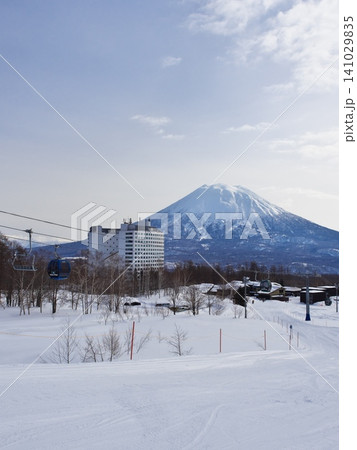 ニセコビレッジスキーリゾート 羊蹄山とヒルトンニセコビレッジを望む ニセコビレッジスキーリゾート 羊蹄山とヒルトンニセコビレッジを望む 141029835