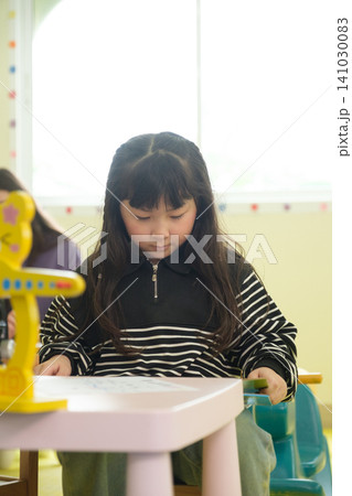 The teacher is teaching young children in a class at school. The teacher is teaching young children in a class at school. 141030083