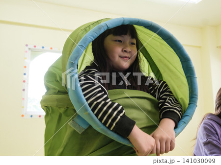 The teacher is teaching young children in a class at school. The teacher is teaching young children in a class at school. 141030099