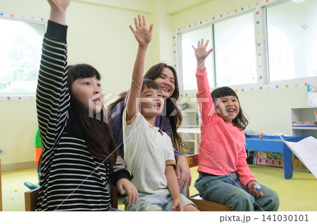 The teacher is teaching young children in a class at school. The teacher is teaching young children in a class at school. 141030101