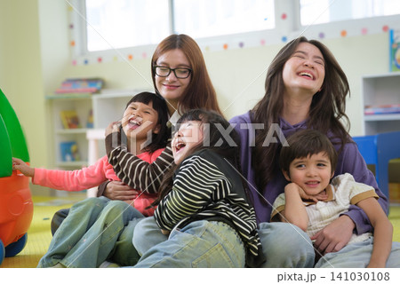 The teacher is teaching young children in a class at school. The teacher is teaching young children in a class at school. 141030108