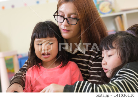 The teacher is teaching young children in a class at school. The teacher is teaching young children in a class at school. 141030110