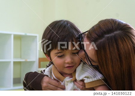 The teacher is teaching young children in a class at school. The teacher is teaching young children in a class at school. 141030122