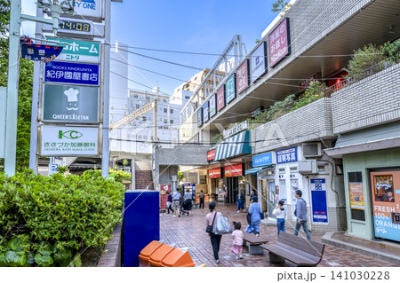 東京都渋谷区の都市風景 笹塚駅前のクイーンズ伊勢丹 東京都渋谷区の都市風景 笹塚駅前のクイーンズ伊勢丹 141030228