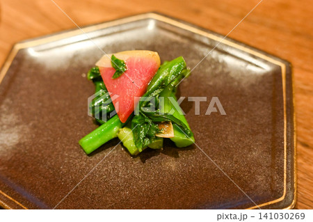 高級中華コース料理の青菜の前菜 美しく盛り付けられた季節野菜の一皿 高級中華コース料理の青菜の前菜 美しく盛り付けられた季節野菜の一皿 141030269
