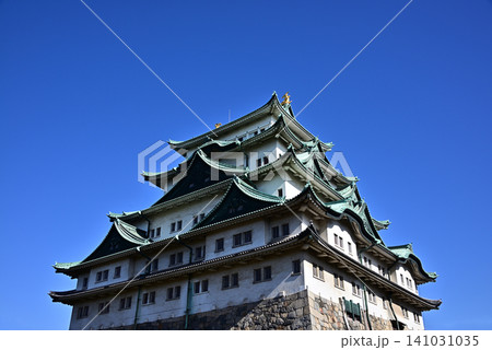 青空にそびえる名古屋城天守のローアングル風景1 青空にそびえる名古屋城天守のローアングル風景1 141031035