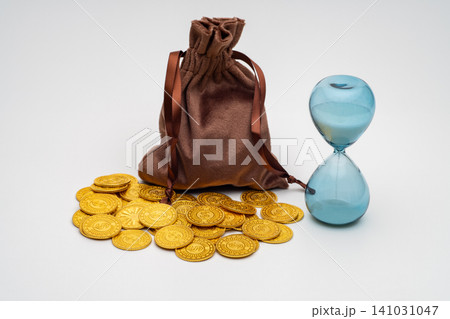 金貨と革袋と砂時計で表現する時間と富のコンセプト 金貨と革袋と砂時計で表現する時間と富のコンセプト 141031047