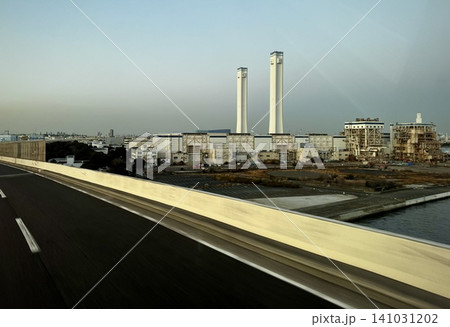 高速道路から望む臨海工業地帯と火力発電所の煙突 141031202