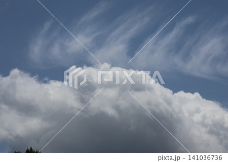 薄雲と白い雲と青空の空の風景 薄雲と白い雲と青空の空の風景 141036736