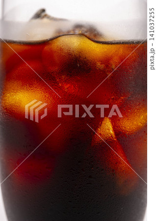 氷が浮かぶアイスコーヒーの涼しげなクローズアップ 氷が浮かぶアイスコーヒーの涼しげなクローズアップ 141037255