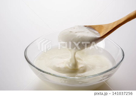 ヨーグルトをスプーンで丁寧にすくう、白い乳製品の新鮮なひととき ヨーグルトをスプーンで丁寧にすくう、白い乳製品の新鮮なひととき 141037256